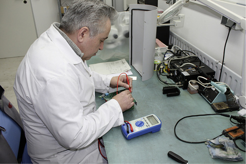 <p>
</p>

<p>
Werkstattleiter Hüseyn Ceital prüft eine Platine im Reparaturlabor von Solarinvert.
</p> - © Foto: Heiko Schwarzburger

