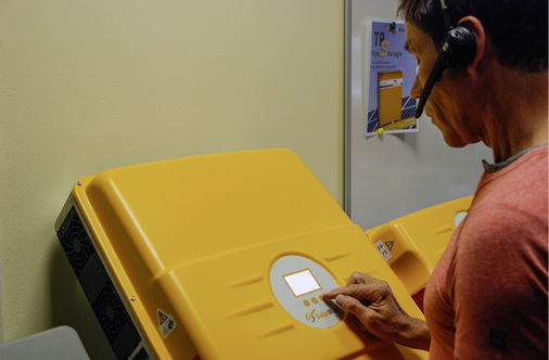 
Das Display am Wechselrichter gibt einen ersten Überblick über den Betriebszustand und wichtige Daten wie aktuelle Leistung oder Tagesertrag. Für die lückenlose Überwachung ist ein Monitoringsystem sinnvoll, das den gesamten Betrieb aufzeichnet und Schwachstellen erkennbar werden lässt.



