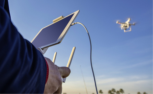 
Will der Photovoltaikhandwerker Inspektionen nit Flugdrohnen anbieten, muss er nachweisen, dass er so ein Gerät auch fliegen kann und sich mit den Regeln auskennt.



