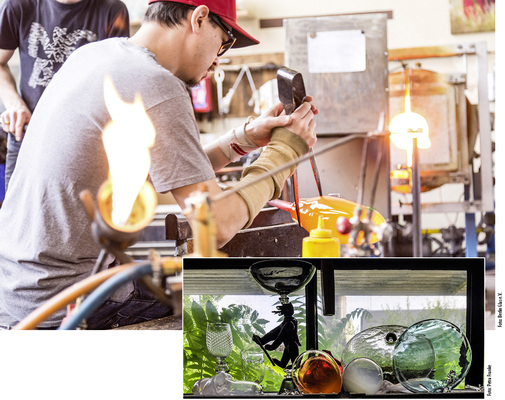 
In der kleinen Glaswerkstatt in Berlin bietet ein Verein für Künstler und Jugendgruppen ein Atelier, um Kunstwerke aus Glas zu fertigen. Die Öfen verbrauchen viel Strom.
