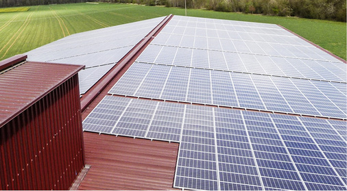 
Komplett mit Solarmodulen belegtes Sandwichdach.



