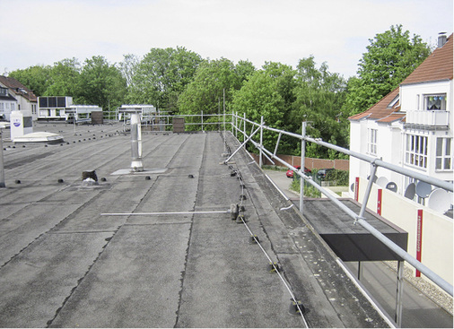 <p>
</p>

<p>
Auf dem Dach hat der Monteur volle Bewegungsfreiheit.
</p> - © Foto: Sifatec

