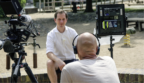 
William Vorsatz führt Regie beim Dreh zu einer Serie. Aufwendige Bilder nutzen erst, wenn dahinter eine klare Botschaft steht.



