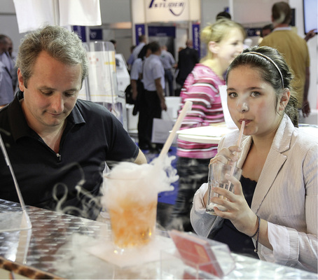 <p>
Emotionen pur: Besucher der Intersolar beim Boxenstopp am Messestand der 
<b>photovoltaik</b>
.
</p>

<p>
</p> - © Foto: William Vorsatz

