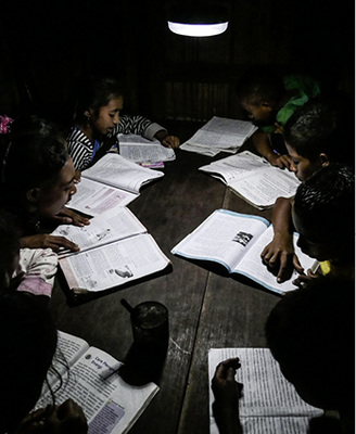 



Schulaufgaben werden abends am Küchentisch gelöst.
