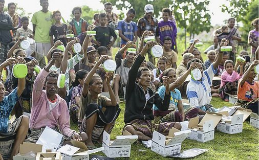 <p>
</p>

<p>
Nach der Übergabe werden die neuen Solarleuchten sogleich ausgepackt und präsentiert.
</p> - © Foto: Panasonic

