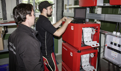 <p>
</p>

<p>
Inbetriebnahme des Stromspeichers: Andreas Lipphardt von IBC Solar (vorn) und Philipp Relius von Novatech.
</p> - © Foto: Heiko Schwarzburger

