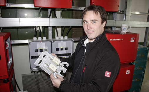 



Andreas Lipphardt von IBC Solar reiste eigens an, um den Gewerbespeicher gemeinsam mit dem Installateur in Betrieb zu nehmen.
