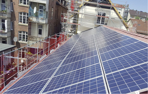 



Solarmodule auf dem Westdach des Gebäudes. Auch der Osten wurde voll genutzt.
