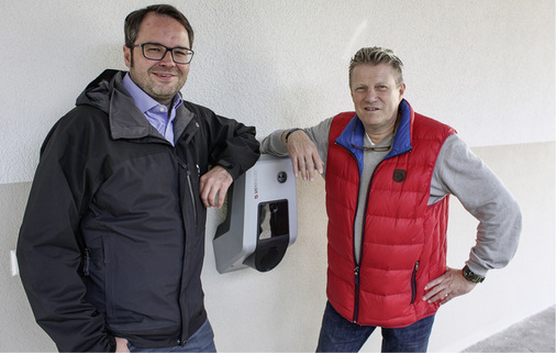 <p>
Zwei Macher: Architekt Errol Munding (rechts) und Stefan Ronzani von den Stadtwerken in Stuttgart – in der Mitte eine Wallbox von Mennekes. 
</p>

<p>
</p> - © Foto: Heiko Schwarzburger

