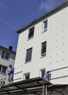 



Vorbereitung der Südfassade für das Montagegestell.
