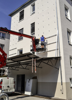 



Mit einem Hubausleger werden die horizontalen Schienen installiert.
