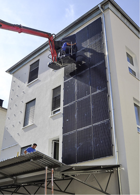 <p>
</p>

<p>
Montage der Solarmodule: Dazu musste das Gerüst bereits abgebaut sein.
</p> - © Foto: Errol Muning

