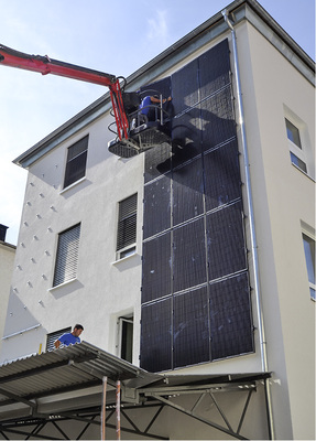 



Montage der Solarmodule: Dazu musste das Gerüst bereits abgebaut sein.
