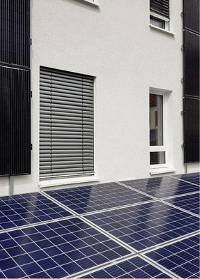 



Auch das Vordach wurde mit Modulen belegt.
