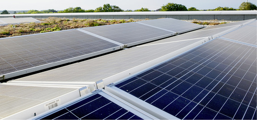 
Die Solaranlagen auf den Dächern der Passivhäuser sind in Ost-West-Richtung aufgeständert. Dadurch steigt der Eigenverbrauchsanteil in den Wohngebäuden.



