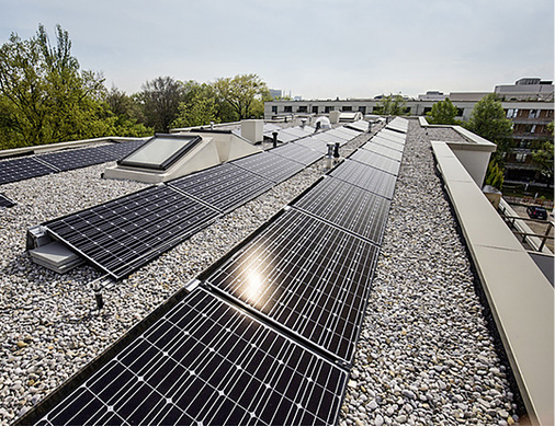 



Die Mieterstromsolaranlagen von Naturstrom werden auf den Strombedarf im Gebäude ausgelegt. Meist reichen die Dachflächen dafür aus.
