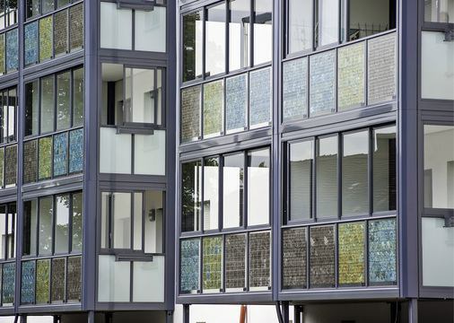 



Balkonverkleidung aus kristallinen Solarmodulen mit Prismenglas.
