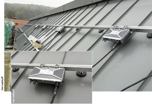 
Einbau der Mikroinverter von AE Conversion hinter dem einzelnen Modul.
