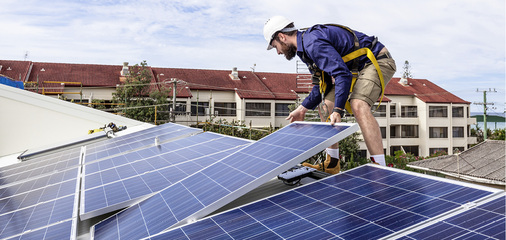 



Der Bau von gemeinschaftlichen Erzeugungsanlagen ist erst seit wenigen Monaten erlaubt. Doch die ersten Mieterstromprojekte sind schon umgesetzt.
