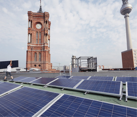 <p>
Mehr Solar ist über den Dächern Berlins zu entdecken. Im Blick: der Fernsehturm am Alexanderplatz, links das Rote Rathaus.
</p>

<p>
</p> - © Foto: Berliner Energieagentur

