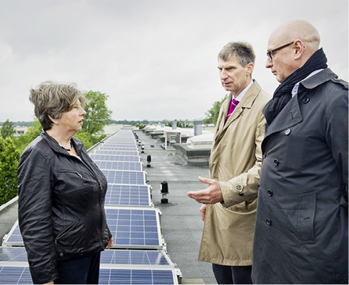 



Gewerbestrom in Pankow: Gesobau-Chef Jörg Franzen (rechts), Stadtentwicklungs-senatorin Katrin Lompscher und Andreas Irmer, Chef der Berliner Stadtwerke.
