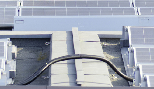 



Die Flachdachanlage in Ost-West-Ausrichtung mit rund 100 Kilowatt Leistung ist auf den Eigenverbrauch der Feuerwehrzentrale ausgelegt.
