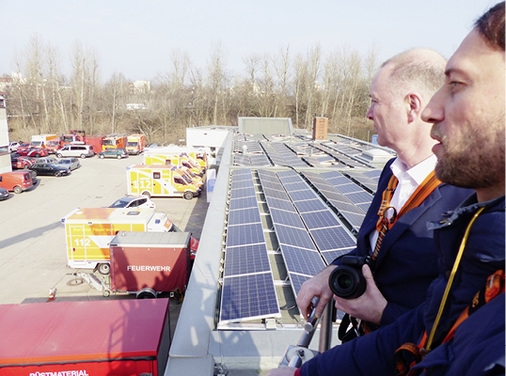 
Alles im Blick: Auch Stadtwerke-Sprecher Stephan Natz (hinten) nimmt die 850 Quadratmeter große Photovoltaikanlage der Feuerwache in Augenschein. 



