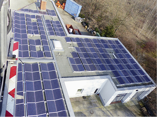 



Die Anlage im Nikolaus-Groß-Weg in Ost-West-Ausrichtung verfügt über 377 polykristalline Module mit je 265 Watt Leistung.
