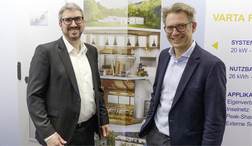 



Alexander Hirnet (links) und Reiko Stutz stellen den neuen Gewerbespeicher Varta Flex Storage vor.
