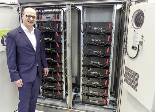 



Der Tesvolt-Leiter für Speicherentwicklung Victor Schäfer zeigt die Neuerungen.
