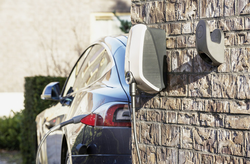 



Die Elektroautos können eine Stütze oder eine Belastung für das Verteilnetz sein, je nachdem wie sie geladen werden.
