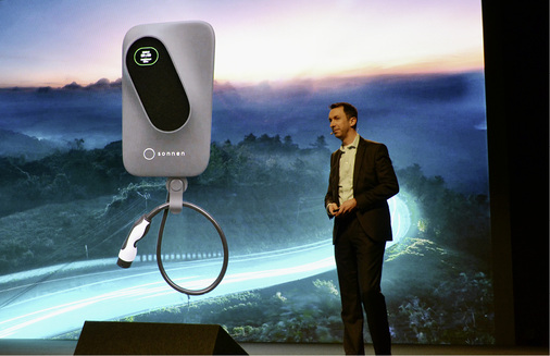 



Steffen Schneider, Finanzchef von Sonnen, präsentiert die neue Wallbox der Wildpoldsrieder. Damit setzt das Unternehmen auf flexibles Laden.
