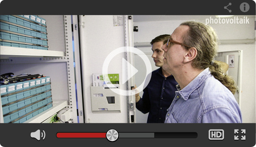 <p>
</p>

<p>
In einem sehr erfolgreichen B2B-Video erläutern 
<b>photovoltaik</b>
-Chefredakteur Heiko Schwarzburger und Simon Schandert, Geschäftsführer Technik von Tesvolt, die Funktionsweise eines Gewerbespeichers.
</p> - © Foto: photovoltaik

