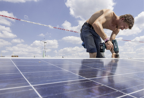 <p>
</p>

<p>
Das sieht zünftig aus, ist aber mehr als ein kleiner Fauxpas. Arbeiten mit freiem Oberkörper und ohne Kopfbedeckung in praller Sonne sind gesundheitsgefährdend.
</p> - © Foto: Berliner Energieagentur

