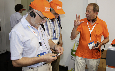 



Letzter Check der Audiosysteme vor dem Start der Touren.
