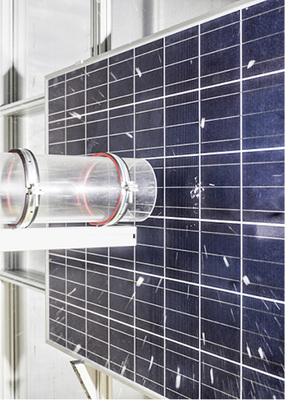 
Ein Modul im Hageltest bei Hanwha Q-Cells.



