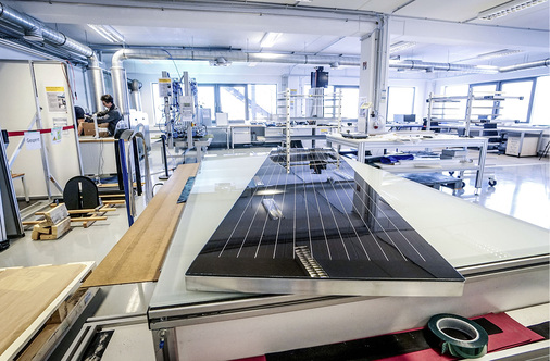 
Ein Doppelglasmodul in vollschwarzer Optik und 2,40 Meter Länge fertigt CS Wismar für ein spezielles Montagesystem.



