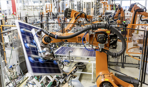 <p>
Roboterballett wie in der Automobilindustrie: In der Modulfertigung gibt es kaum noch Handarbeit.
</p>

<p>
</p> - © Foto: Solarwatt

