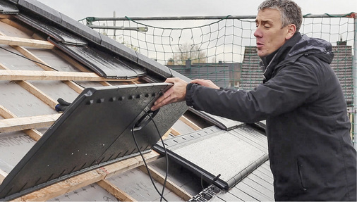 <p>
</p>

<p>
Die PV-Elemente des Glattziegels G 10 werden einfach in die Dachlattung eingehängt.
</p> - © Foto: DZW Nelskamp

