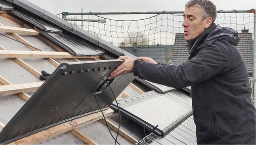 



Die PV-Elemente des Glattziegels G 10 werden einfach in die Dachlattung eingehängt.
