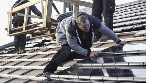 



Montage der G10-PV-Elemente: so einfach wie mit Dachziegeln.
