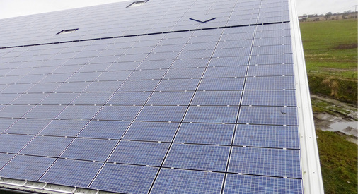 



Aus diesem Solardach wurden einzelne Module herausgerissen. Wartungsstege fehlen. Quizfrage: Wie gelangt der Installateur zu den schadhaften Stellen?
