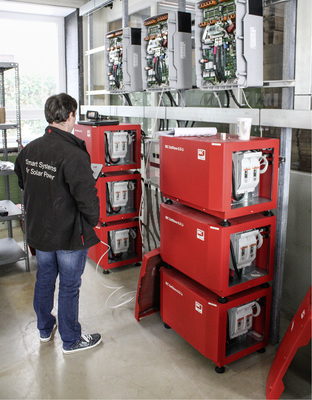 
Aufbau eines Gewerbespeichers von IBC Solar mit 40 Kilowattstunden beim Gentner Verlag in Stuttgart.



