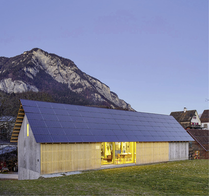 



Sieht gut aus: Das Einfamilienhaus in Tamins im Kanton Graubünden besticht durch eine integrierte, gegen Süden gerichtete Solarstromanlage.
