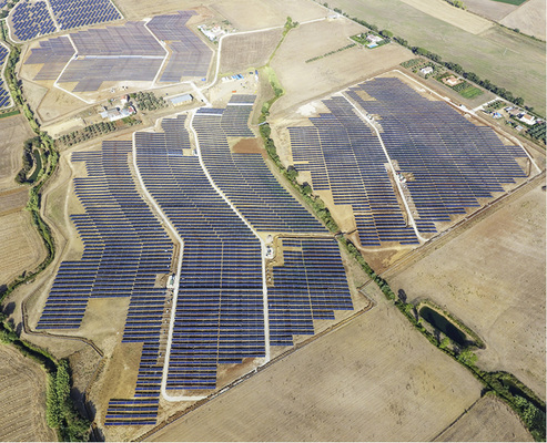



Immer mehr große Solarparks sind am Netz wie der in Montalto di Castro, nordwestlich von Rom.
