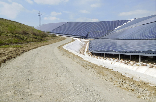 
Damit das Regenwasser auch bei starkem Regen sicher abfließen kann, wurden mit Kunststoff ausgestattete Grabensysteme und Rückhaltebecken gebaut.



