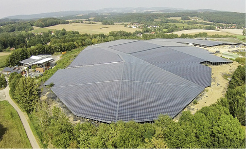 <p>
Die Module auf der Deponie Hellsiek wurden auf Trapezbleche installiert, ein riesiges Regendach entstand.
</p>

<p>
</p> - © Foto: Klima Expo NRW/Thomas Ucka

