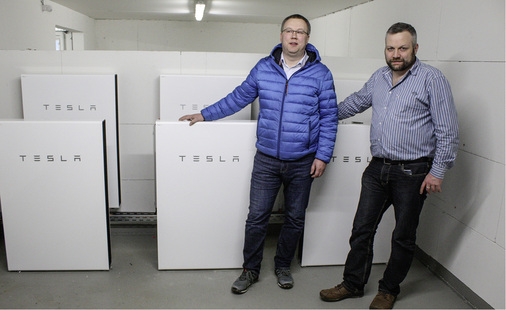 



David Muggli (links) und Sebastian Pönsgen von Priogo haben die Speicheranlage geplant und installiert.
