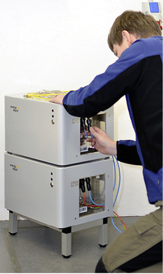 <p>
</p>

<p>
Montage der Batteriepacks beim Kunden.
</p> - © Foto: Energy Depot

